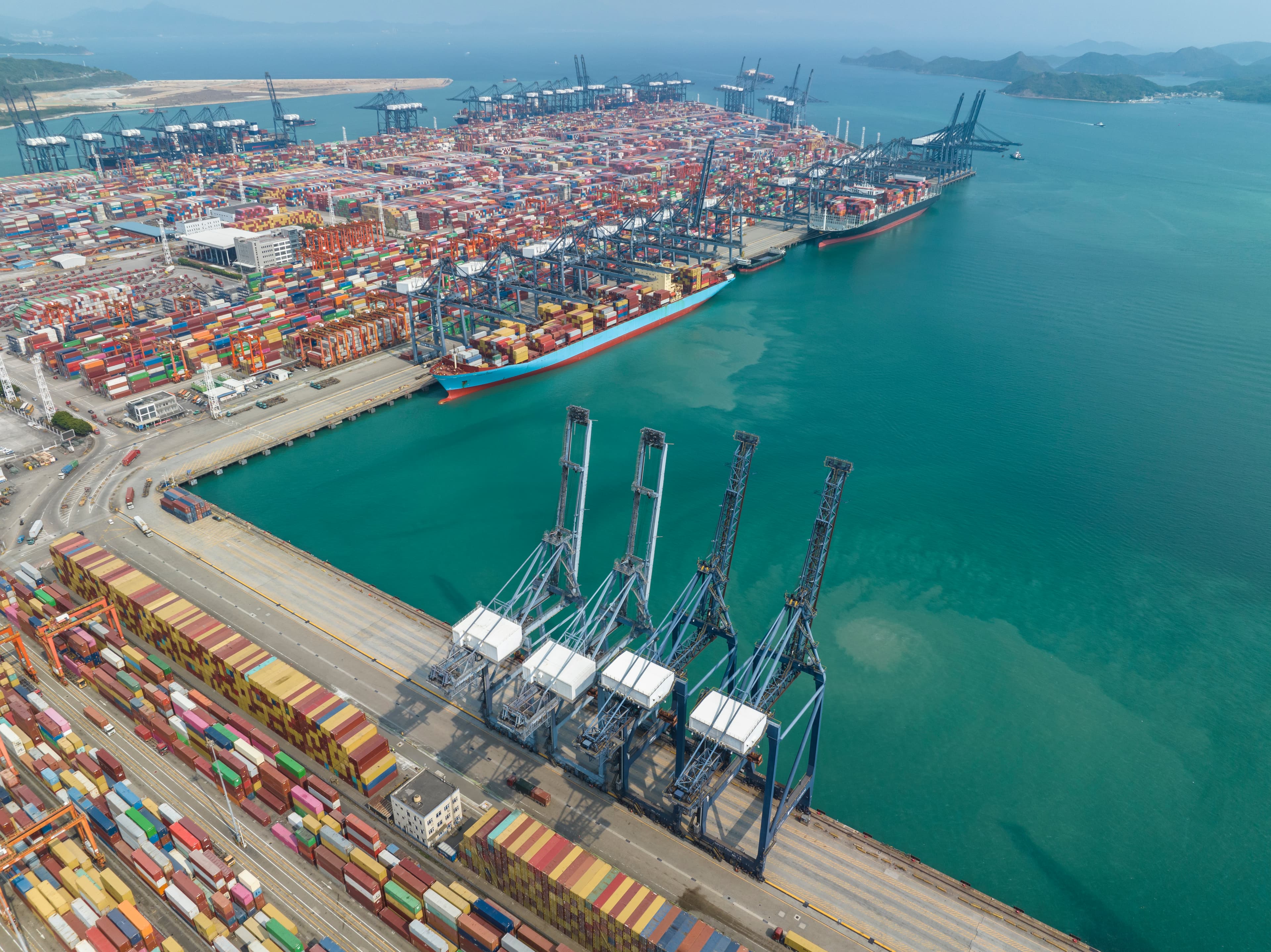 A bustling port symbolizes the critical role of supply chains in adapting procurement strategies amidst economic uncertainty in 2025.